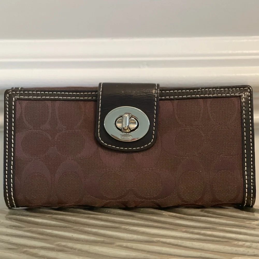Authentic Signature Turnlock Coach Wallet - Picture 1 of 4